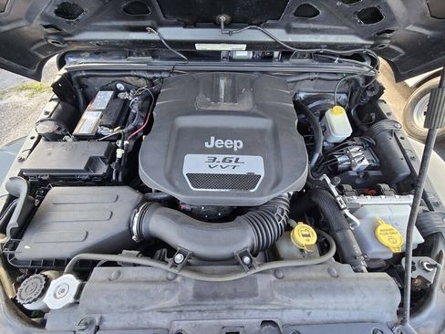 Used 2012 Jeep Wrangler Unlimited Sahara w/ Connectivity Group AWD/4WD image 25