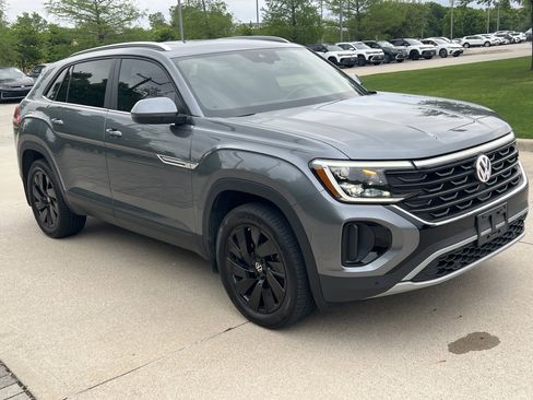 Used 2024 Volkswagen Atlas Cross Sport SE w/ Panoramic Sunroof Package image 2