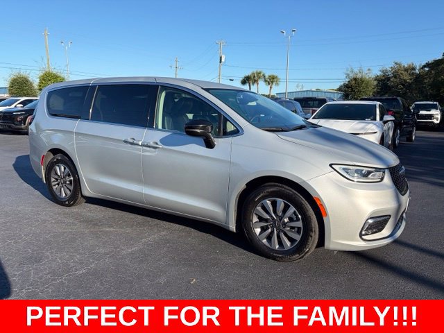Used 2024 Chrysler Pacifica Limited FWD image 1