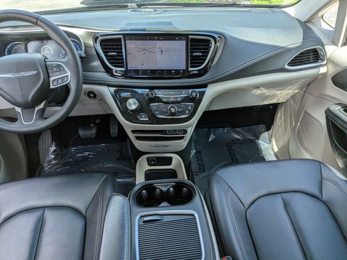 Used 2024 Chrysler Pacifica Limited FWD image 17