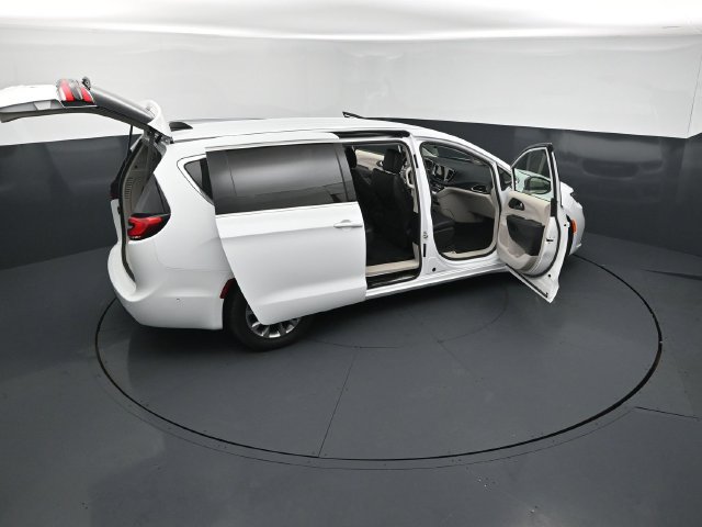 Used 2024 Chrysler Pacifica Touring-L AWD/4WD image 30