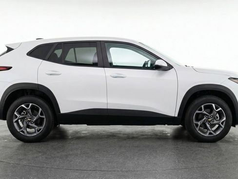 Used 2025 Chevrolet Trax LT w/ LT Convenience Package image 11