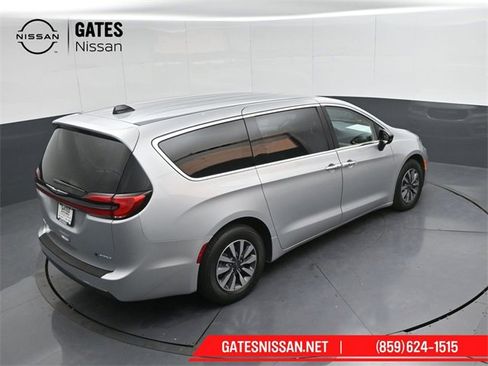 Used 2024 Chrysler Pacifica Select image 38