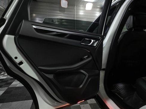 Used 2020 Porsche Macan S image 36