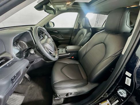 Used 2025 Toyota Highlander XLE image 13
