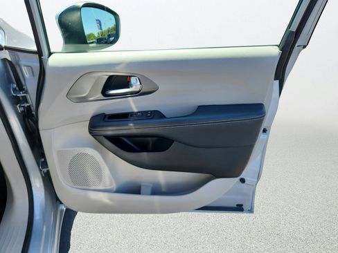 Used 2023 Chrysler Pacifica Touring-L FWD image 28