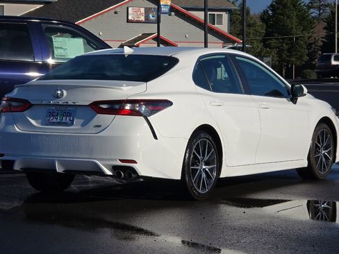 Used 2024 Toyota Camry SE image 4