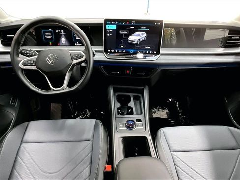 Used 2025 Volkswagen Tiguan SE image 17