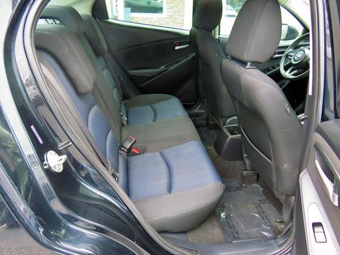 Used 2019 Toyota Yaris LE image 17