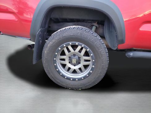 Used 2017 Toyota Tacoma TRD Off-Road image 28