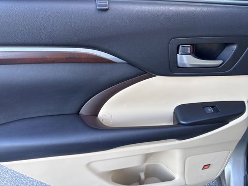 Used 2016 Toyota Highlander Limited image 12