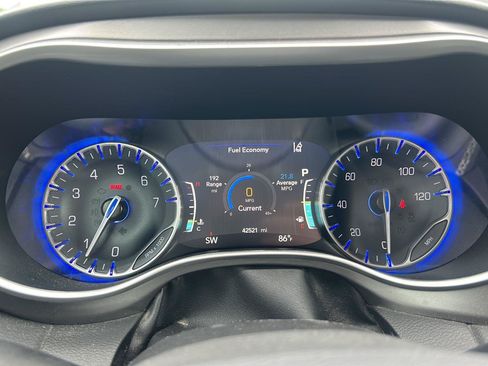 Used 2023 Chrysler Pacifica Touring-L FWD image 10