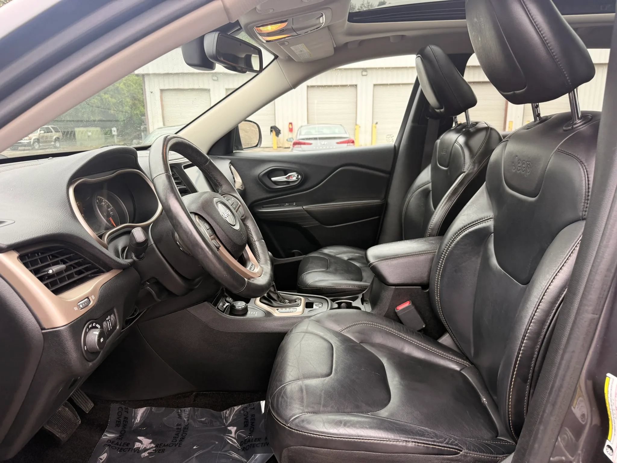 Used 2016 Jeep Cherokee Limited AWD/4WD image 2