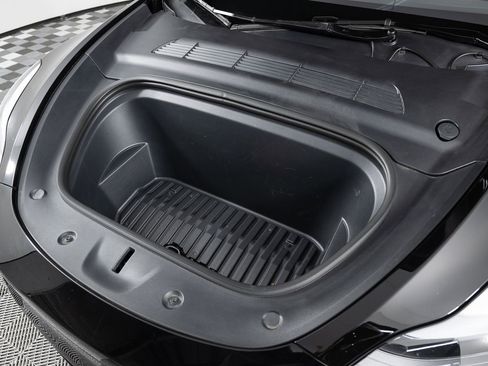 Used 2023 Tesla Model Y Long Range image 39