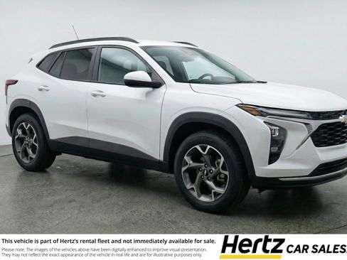 Used 2025 Chevrolet Trax LT FWD image 1