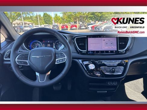 Used 2025 Chrysler Pacifica Select FWD image 30