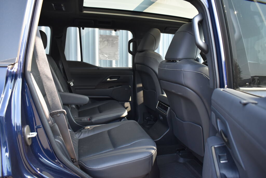 Used 2024 Lexus GX 550 w/ Cold Area Package AWD/4WD image 23