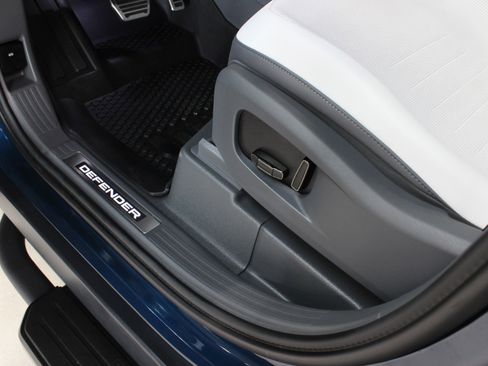 Used 2026 Land Rover Defender 110 OCTA image 39