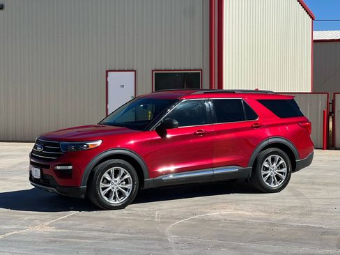 Used 2019 Ford Explorer XLT w/ Equipment Group 202A image 2