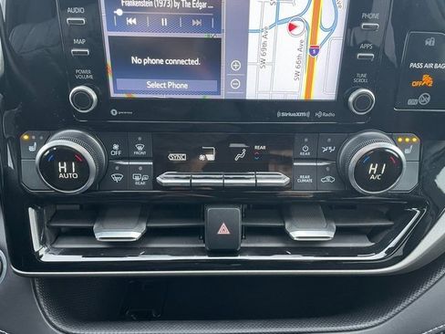 Used 2020 Toyota Highlander XLE image 25