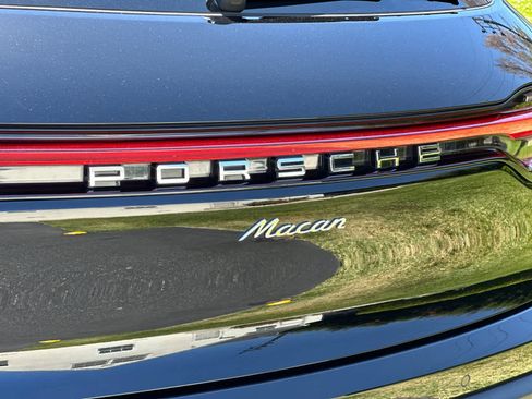 Certified 2025 Porsche Macan AWD/4WD image 31