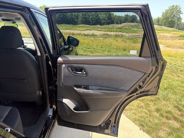 Used 2023 Nissan Rogue SV AWD/4WD image 33