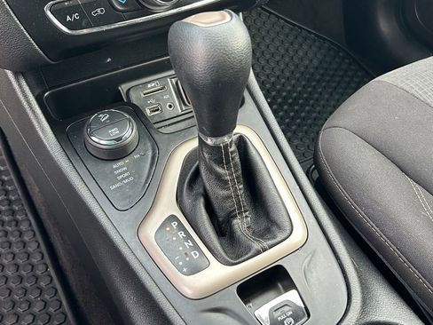 Used 2017 Jeep Cherokee Latitude w/ Comfort/Convenience Group image 19