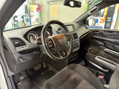 Used 2018 Dodge Grand Caravan SE FWD image 9