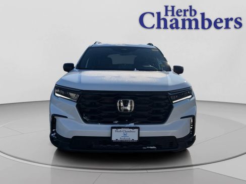 Used 2025 Honda Pilot Sport image 2