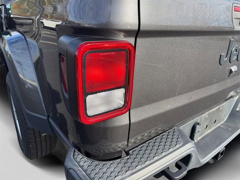Used 2022 Jeep Gladiator Sport image 23