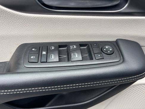 Used 2023 Chrysler Pacifica Touring-L FWD image 11