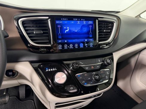 Used 2017 Chrysler Pacifica Touring FWD image 13