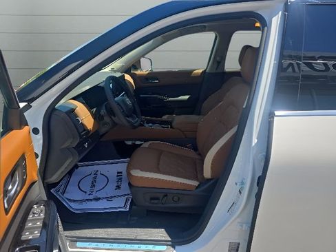 New 2026 Nissan Pathfinder Platinum AWD/4WD image 14