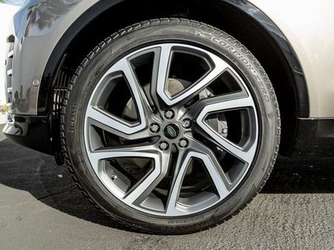 Used 2025 Land Rover Discovery Dynamic SE image 11