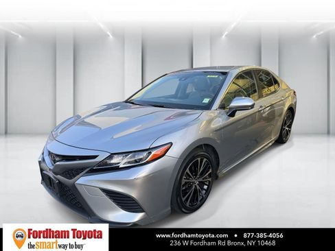 Used 2018 Toyota Camry SE image 2