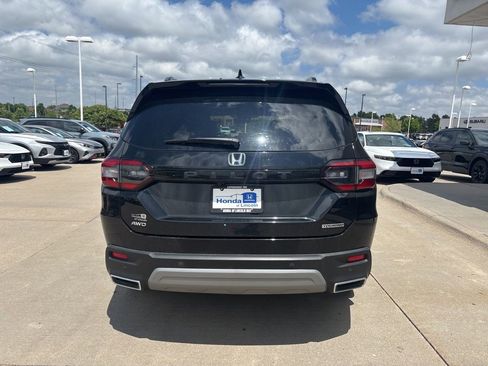 Used 2023 Honda Pilot Touring image 6