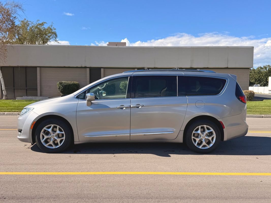 Used 2020 Chrysler Pacifica Limited FWD image 2