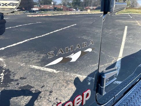 Used 2017 Jeep Wrangler Unlimited Sahara w/ Connectivity Group AWD/4WD image 23