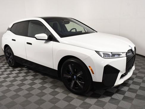 Used 2023 BMW iX xDrive50 w/ Sport Package AWD/4WD image 8