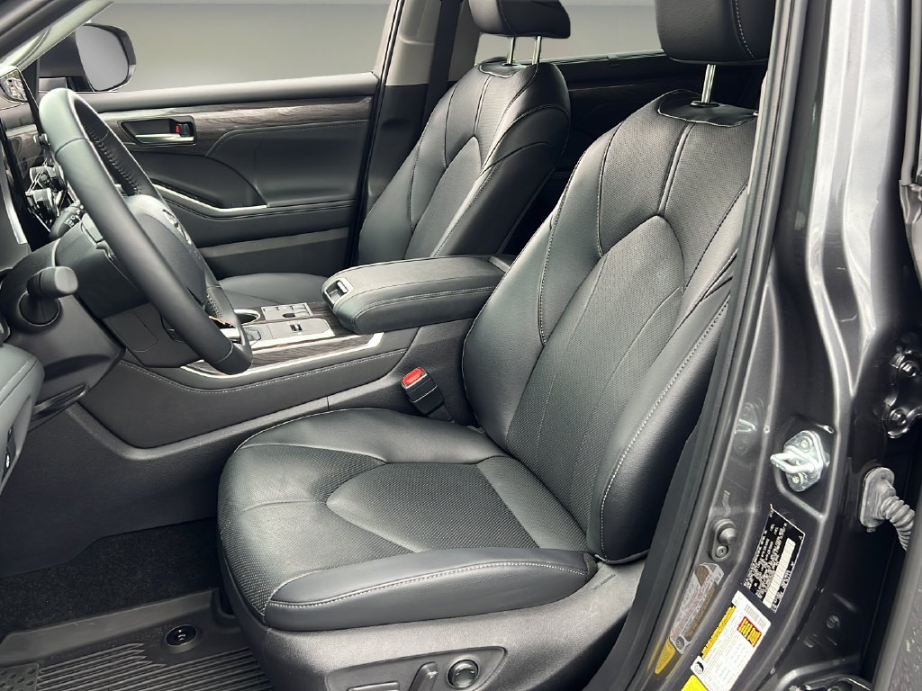 Used 2025 Toyota Highlander Limited FWD image 11