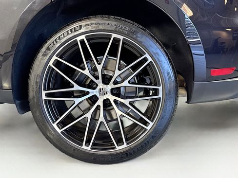 Certified 2025 Porsche Macan image 24