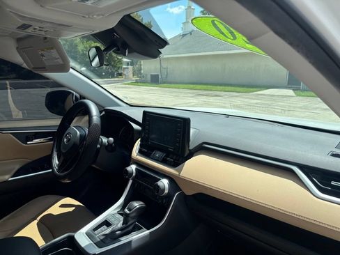 Used 2020 Toyota RAV4 XLE Premium FWD image 24