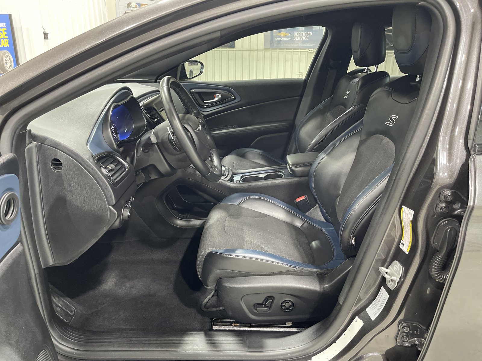 Used 2016 Chrysler 200 S w/ Comfort Group FWD image 2
