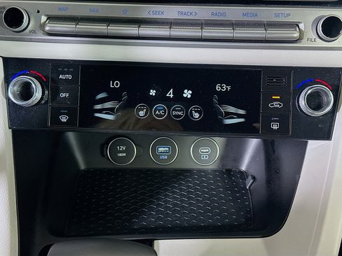 Used 2025 Genesis G70 2.5T RWD image 24