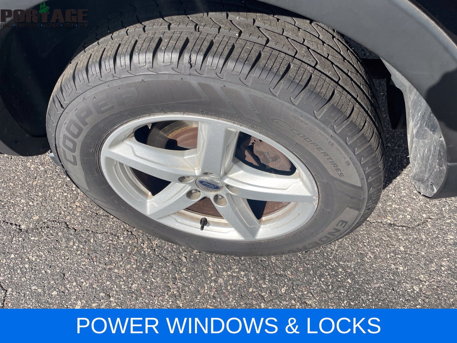 Used 2017 Ford Explorer XLT w/ Equipment Group 202A AWD/4WD image 5