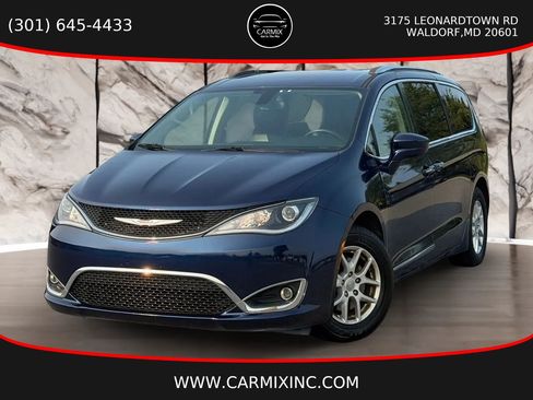 Used 2020 Chrysler Pacifica Touring-L FWD image 1