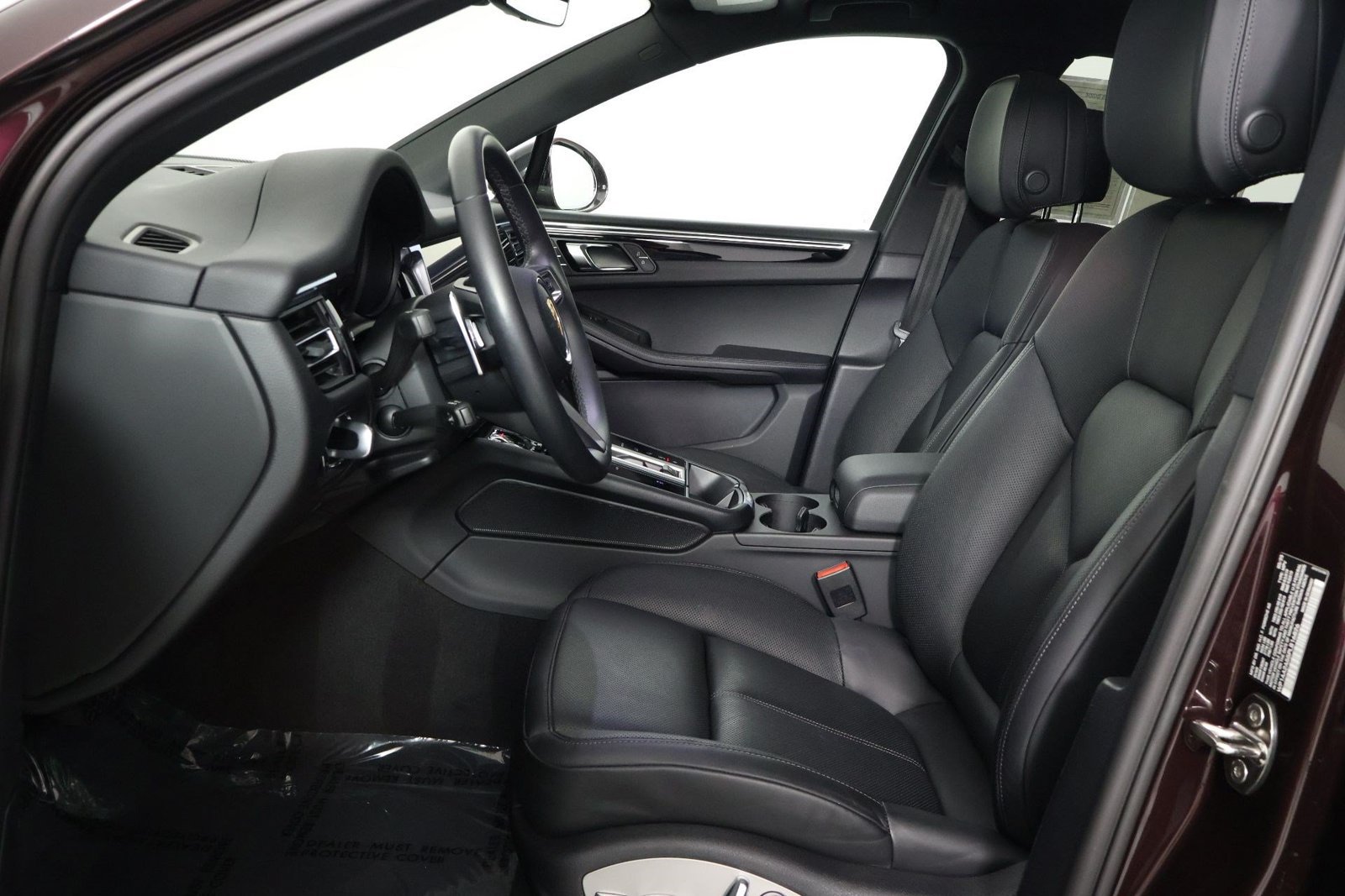 Certified 2023 Porsche Macan AWD/4WD image 5