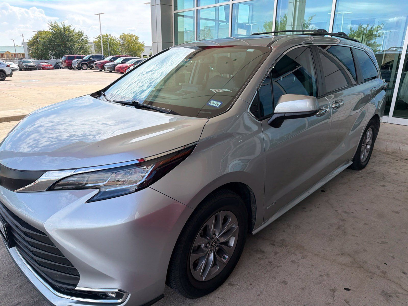 Used 2021 Toyota Sienna XLE FWD image 1