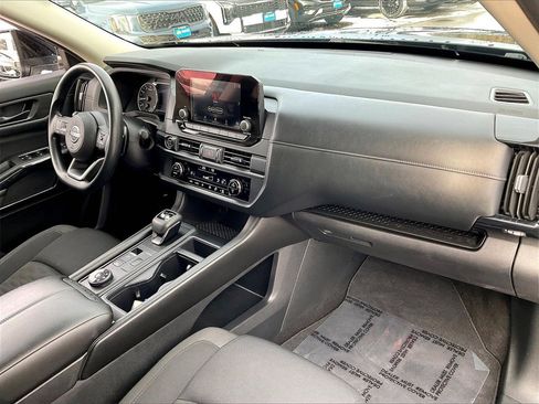 Used 2024 Nissan Pathfinder S image 13