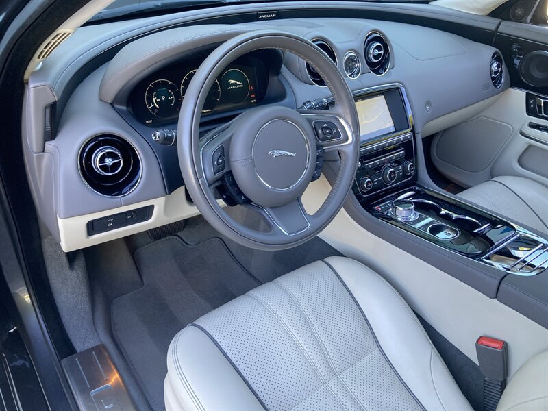 Used 2017 Jaguar XJ R-Sport RWD image 22